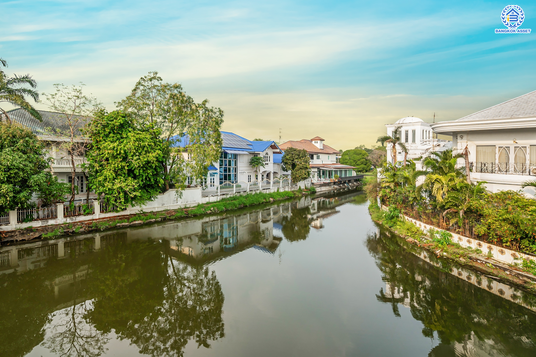 บ้านมือสองตกแต่งใหม่ ม.กฤษดานคร20 ปิ่นเกล้า-ติดถนนบรมราชชนนี เนื้อที่ 198 ตร.ว. บ้านเดี่ยวหลังใหญ่ ตกแต่งสุดหรูดีไซน์ยุโรป พร้อมฟังก์ชัน 4 ห้องนอน 4 ห้องน้ำ 1 ห้องแม่บ้าน จอดรถได้ 5 คัน บนทำเลเชื่อมต่อเมืองอย่างรวดเร็ว ใกล้ทางคู่ขนานลอยฟ้าบรมราชชนนี ทางด่วน "กาญจนาภิเษก" ม.มหิดล และเซ็นทรัลปิ่นเกล้า